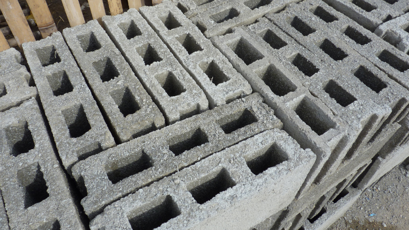 Análise de Valderci Malagosini Machado sobre o uso adequado dos blocos canaleta, técnicas de reforço e sua importância no desempenho das obras residenciais.