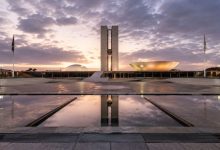 Arquitetura Monumental e Poder: Como Projetos Urbanos Moldam Legados Políticos e Ideológicos