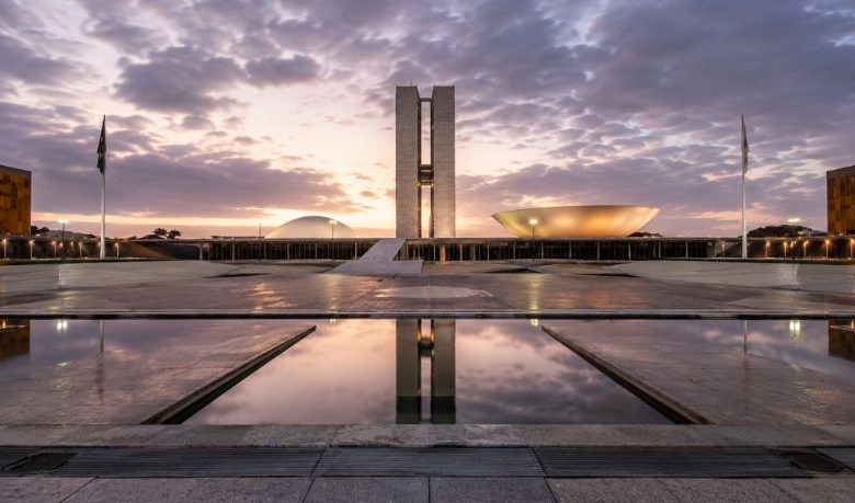 Arquitetura Monumental e Poder: Como Projetos Urbanos Moldam Legados Políticos e Ideológicos