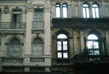 Edifícios antigos e modernos lado a lado no centro de São Paulo.