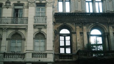 Edifícios antigos e modernos lado a lado no centro de São Paulo.