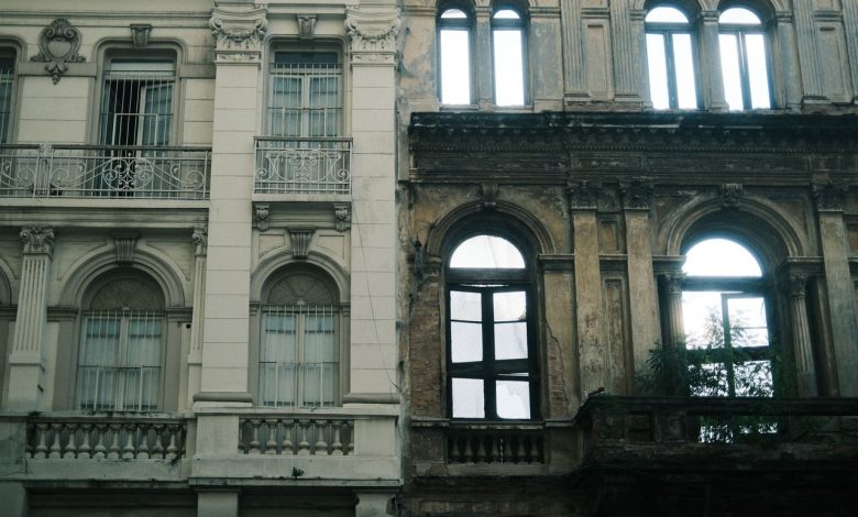 Edifícios antigos e modernos lado a lado no centro de São Paulo.