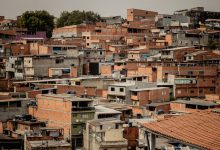 Vista aérea de telhados coloridos e moradias densamente agrupadas em uma comunidade de São Paulo